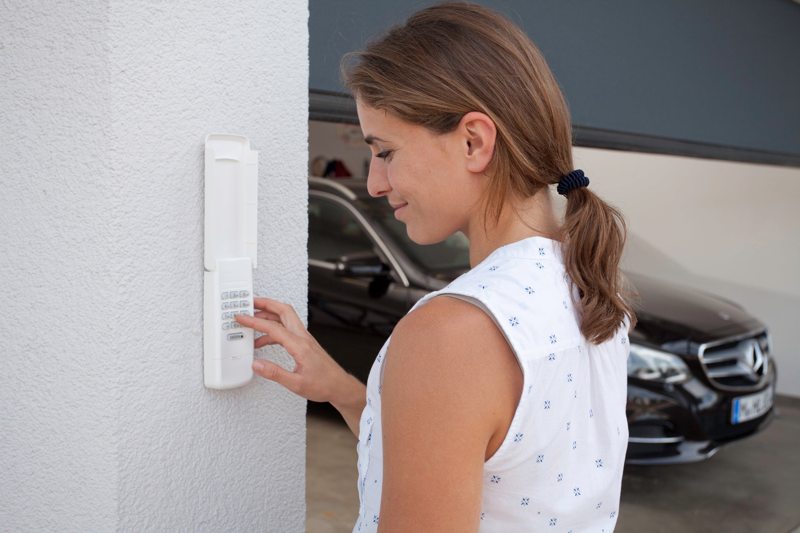 Mounting and setting up the wireless keypad | Chamberlain GmbH